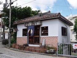 老舗店で 伝統を守る看板猫 at つぼや工藝店