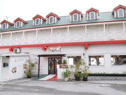 体は大きいけど、 心優しい看板犬 at 恩 the Beach