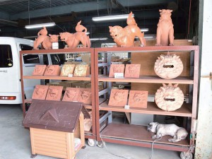 瓦工場の 守り神(犬?)at 新垣瓦工場 本店